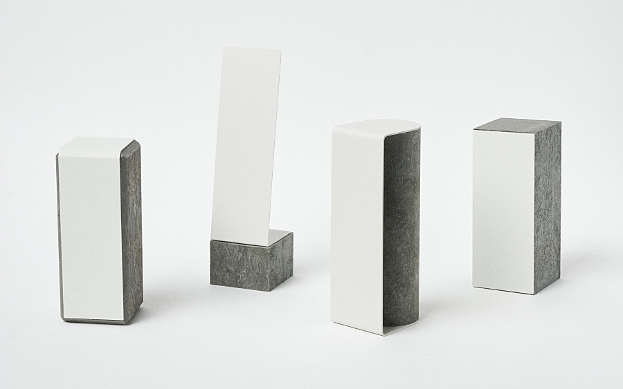 Trophées personnalisés de la collection Sustain Awards : plaque blanche sur socle gris, en quatre formats